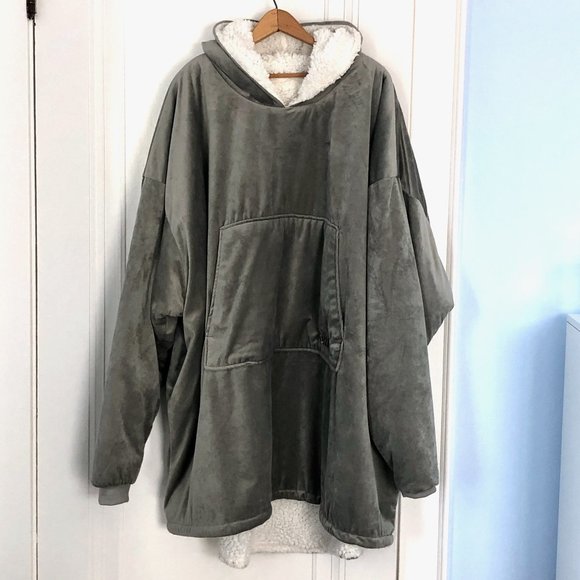 The Comfy Wearable Blanket - Picture 2 of 11